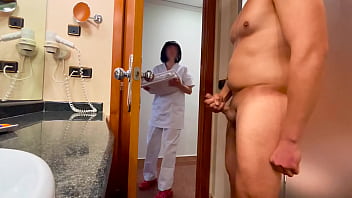 I surprise the hotel cleaning female who comes to clean the restroom and helps me finish cumming